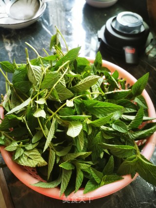 凉草粉的做法步调：1