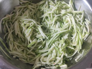 西葫虾仁素火饺的做法步调：2