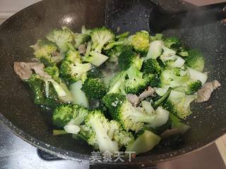 肉片炒西蓝花的做法步调：7