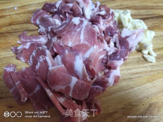 肉片炒西蓝花的做法步调：1