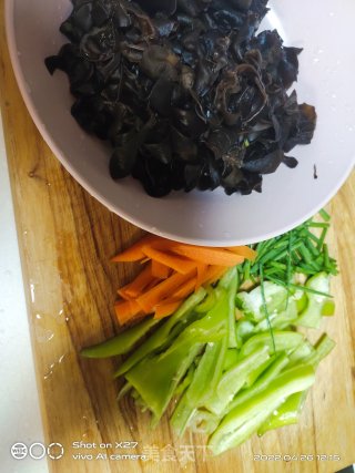 乌木耳炒鸡蛋的做法步调：1
