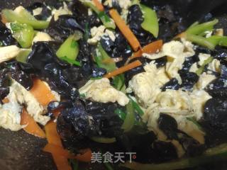 乌木耳炒鸡蛋的做法步调：6