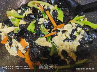 乌木耳炒鸡蛋的做法步调：5