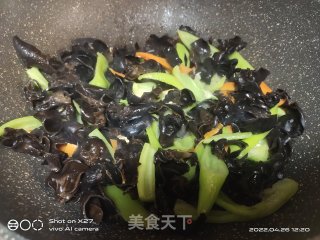 乌木耳炒鸡蛋的做法步调：4