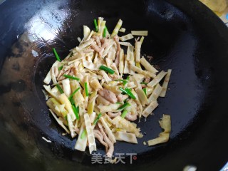 小竹笋炒肉的做法步调：6