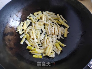 小竹笋炒肉的做法步调：5