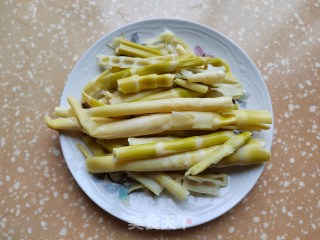 小竹笋炒肉的做法步调：2