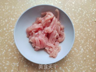 小竹笋炒肉的做法步调：1