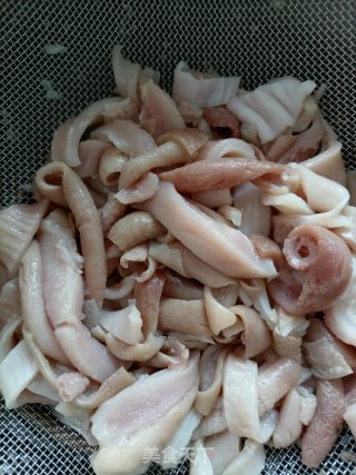 单椒炒猪肚的做法步调：1