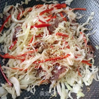 香肠炒年夜头菜的做法步调：8