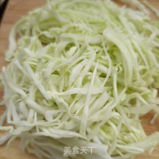 香肠炒年夜头菜的做法步调：2