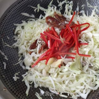 香肠炒年夜头菜的做法步调：6