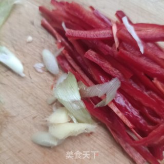 香肠炒年夜头菜的做法步调：3