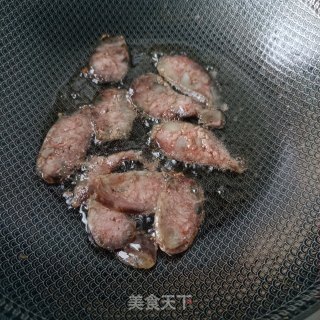 香肠炒年夜头菜的做法步调：4