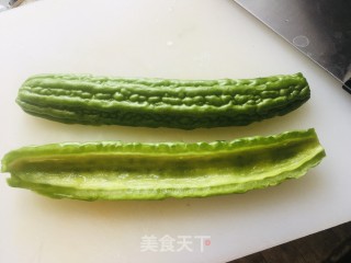 凉拌苦瓜的做法步调：1
