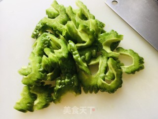 凉拌苦瓜的做法步调：2