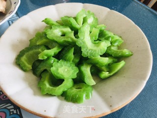凉拌苦瓜的做法步调：11