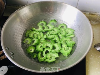 凉拌苦瓜的做法步调：4