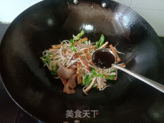 熏干芽菜炒腊肉的做法步调：4
