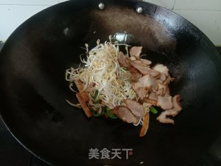 熏干芽菜炒腊肉的做法步调：3