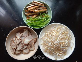 熏干芽菜炒腊肉的做法步调：1
