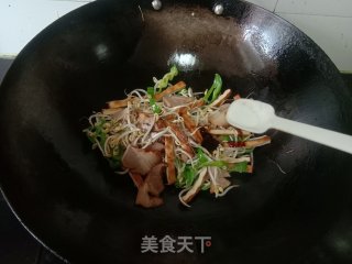 熏干芽菜炒腊肉的做法步调：5