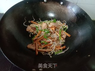 熏干芽菜炒腊肉的做法步调：6