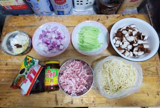 喷鼻菇炸酱里的做法步调：1