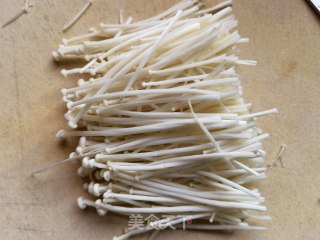 小利剑菜金针菇拌虾仁的做法步调：2