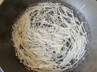 小利剑菜金针菇拌虾仁的做法步调：3