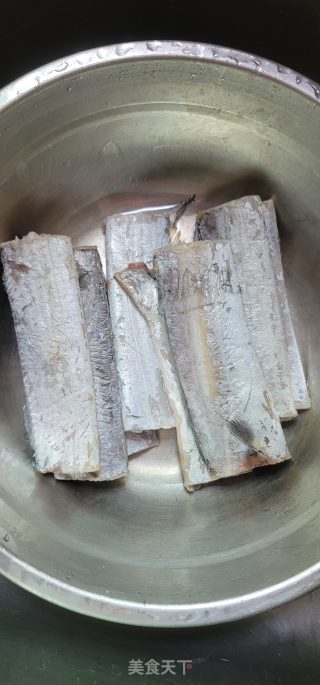 炸风琴带鱼的做法步调：1
