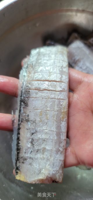 炸风琴带鱼的做法步调：2