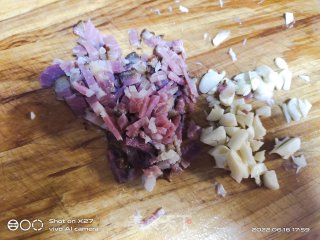 腊肉烧粉丝的做法步调：1