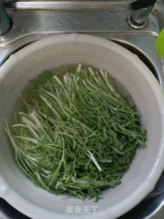 凉拌苦菊的做法步调：1