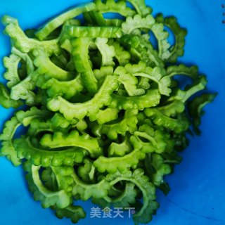 苦瓜炒牛肉的做法步调：1