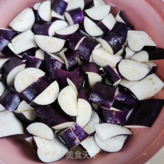 毛豆米烧茄子的做法步调：1
