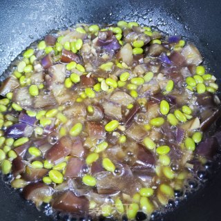 毛豆米烧茄子的做法步调：10