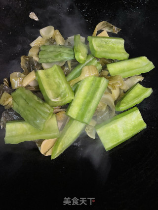 苦瓜酸菜煲粉肠的做法步调：7