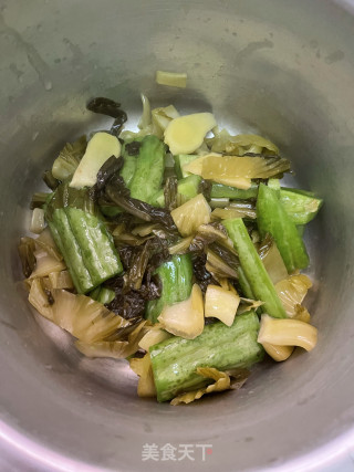 苦瓜酸菜煲粉肠的做法步调：8