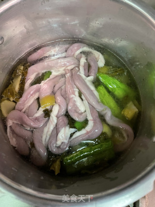 苦瓜酸菜煲粉肠的做法步调：10