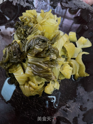 苦瓜酸菜煲粉肠的做法步调：1
