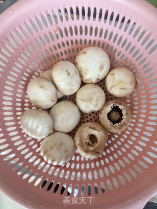 心蘑焗虾仁的做法步调：3