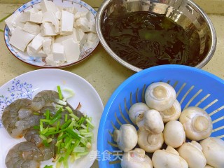 心蘑裙带汤的做法步调：1