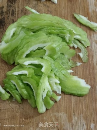 苦瓜炒牛肉的做法步调：1