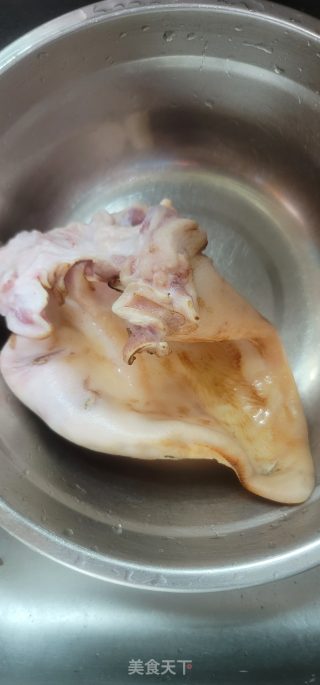 凉拌猪耳朵的做法步调：1