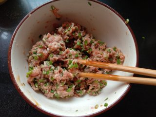 喷鼻葱猪肉饼的做法步调：2