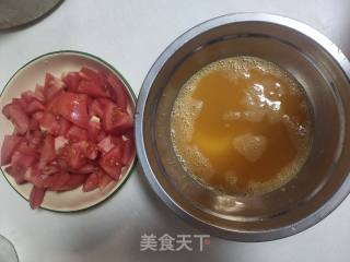 西白柿炒鸡蛋的做法步调：1