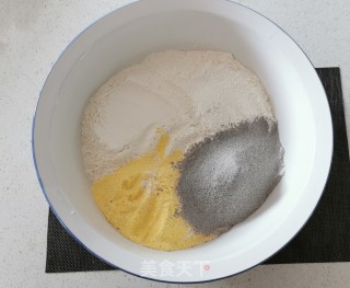 三开里枣馒头的做法步调：1