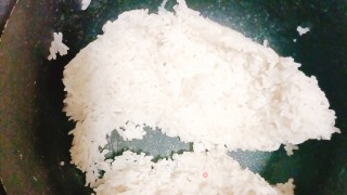 家常蛋炒饭的做法步调：1