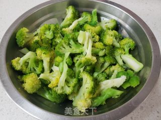 凉拌西蓝花的做法步调：2